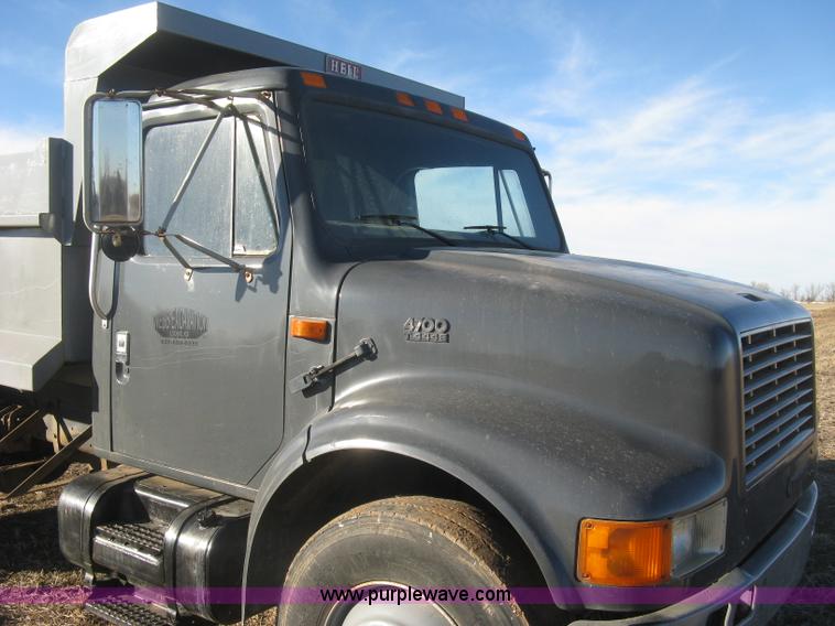image for item K2782 1995 International 4700 dump truck