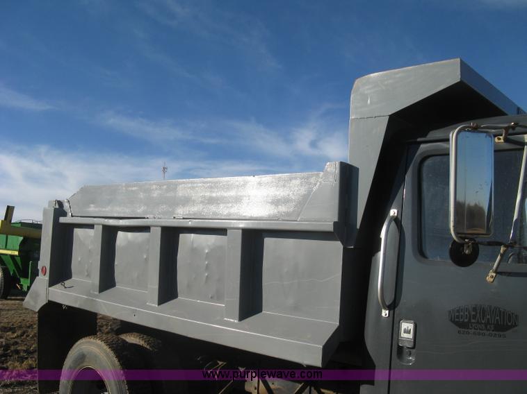 image for item K2782 1995 International 4700 dump truck