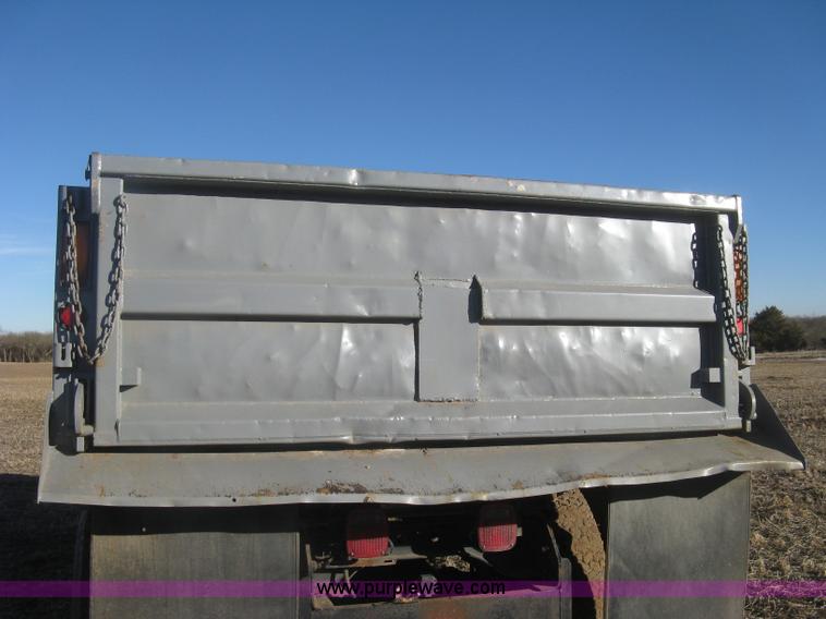 image for item K2782 1995 International 4700 dump truck