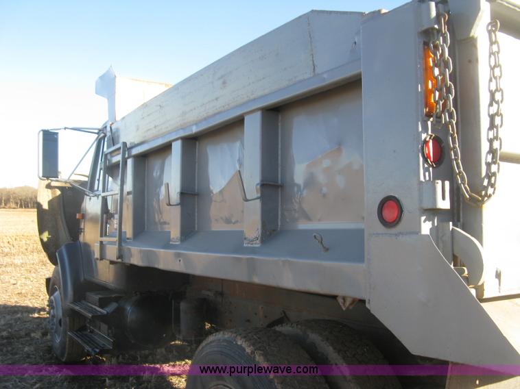 image for item K2782 1995 International 4700 dump truck