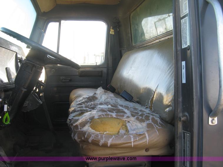 image for item K2782 1995 International 4700 dump truck