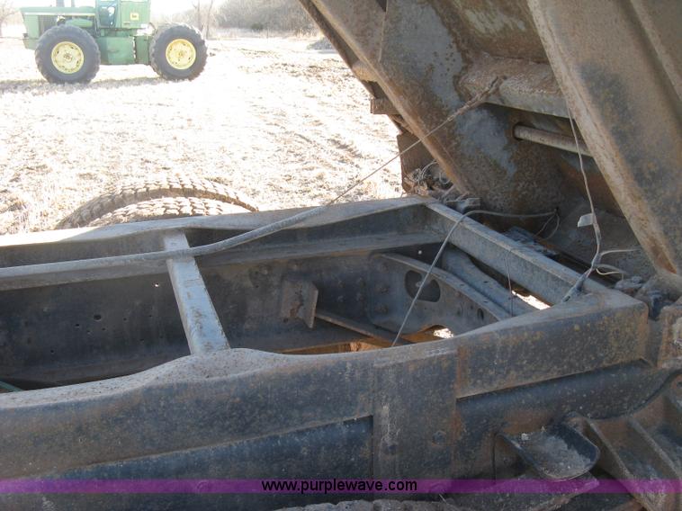 image for item K2782 1995 International 4700 dump truck