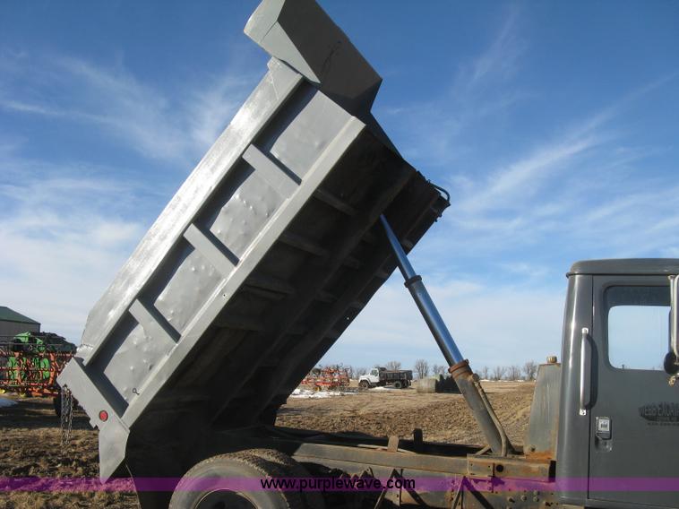 image for item K2782 1995 International 4700 dump truck