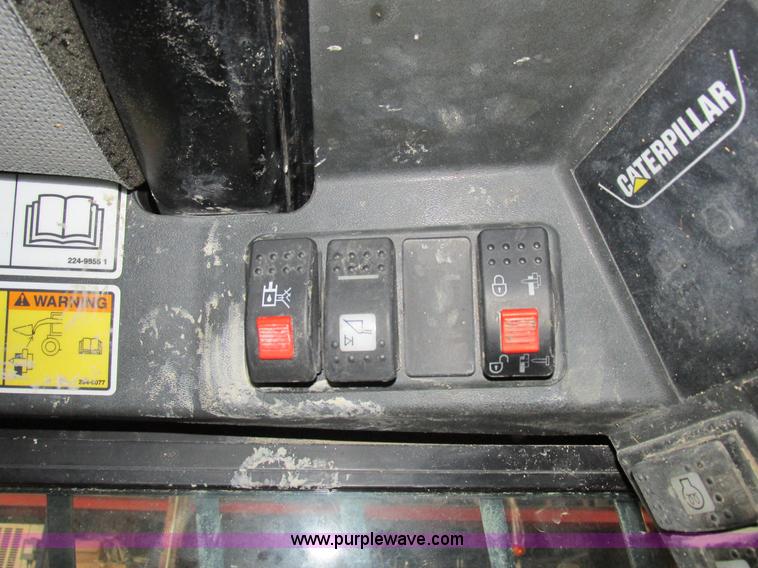 image for item Z9635 2004 Caterpillar 262B skid steer