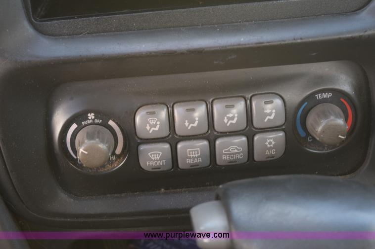 image for item E6053 2000 Pontiac Bonneville SE