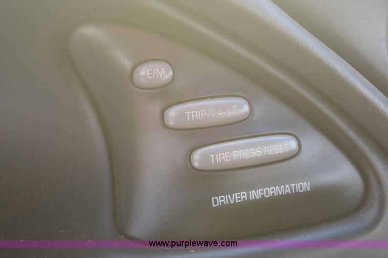 image for item E6053 2000 Pontiac Bonneville SE