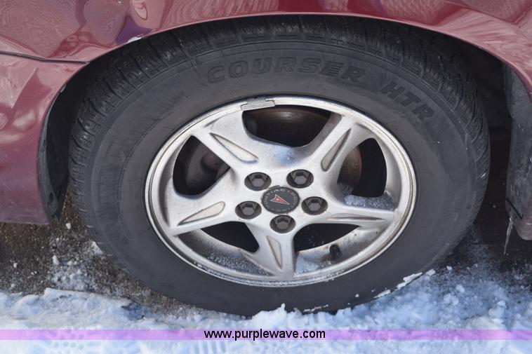 image for item E6053 2000 Pontiac Bonneville SE