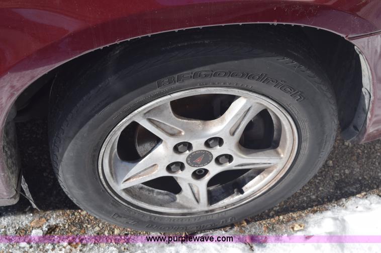 image for item E6053 2000 Pontiac Bonneville SE