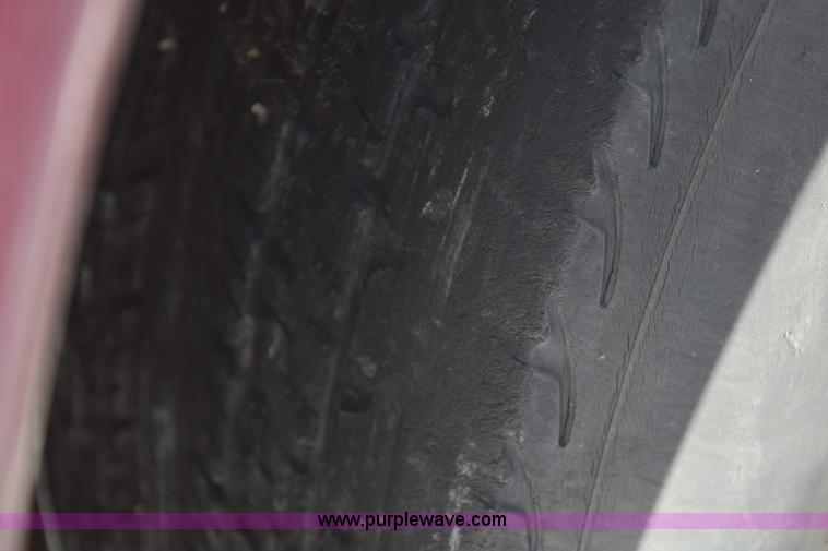 image for item E6053 2000 Pontiac Bonneville SE