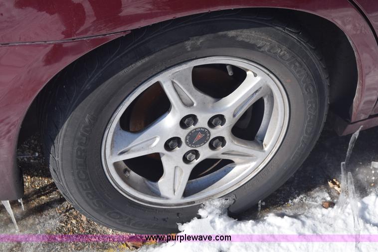 image for item E6053 2000 Pontiac Bonneville SE