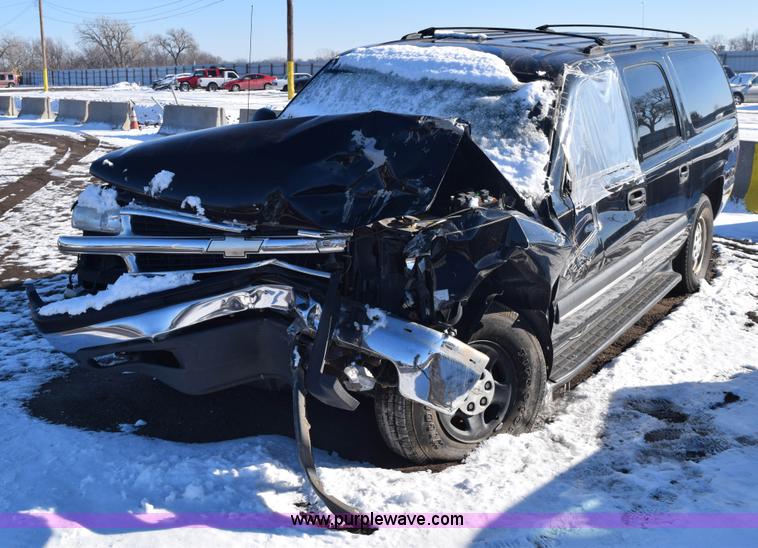 image for item E6058 2002 Chevrolet Suburban 1500 SUV