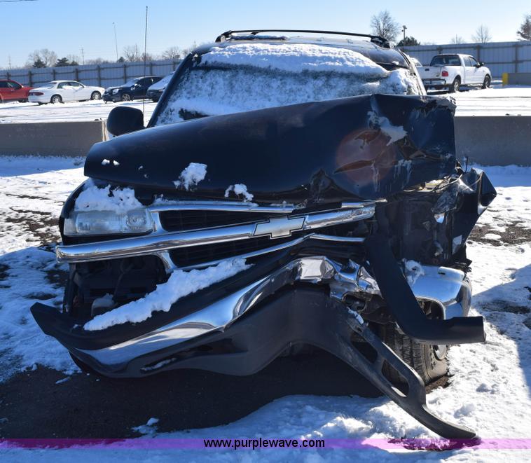 image for item E6058 2002 Chevrolet Suburban 1500 SUV