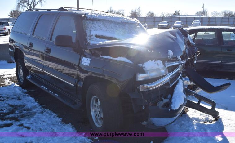 image for item E6058 2002 Chevrolet Suburban 1500 SUV