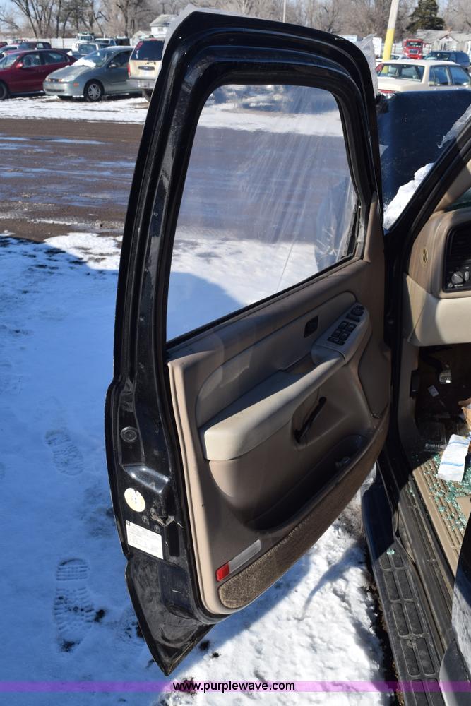 image for item E6058 2002 Chevrolet Suburban 1500 SUV