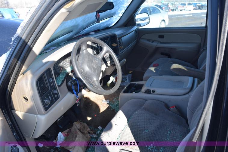 image for item E6058 2002 Chevrolet Suburban 1500 SUV