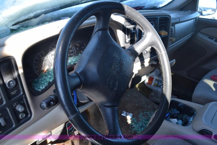 image for item E6058 2002 Chevrolet Suburban 1500 SUV