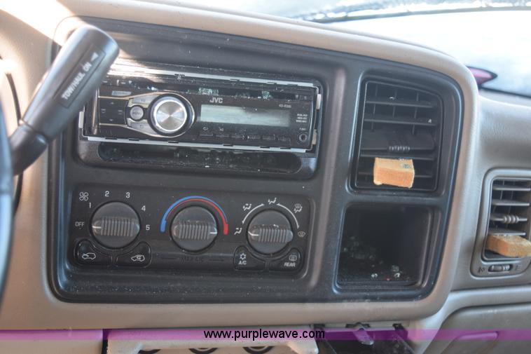 image for item E6058 2002 Chevrolet Suburban 1500 SUV