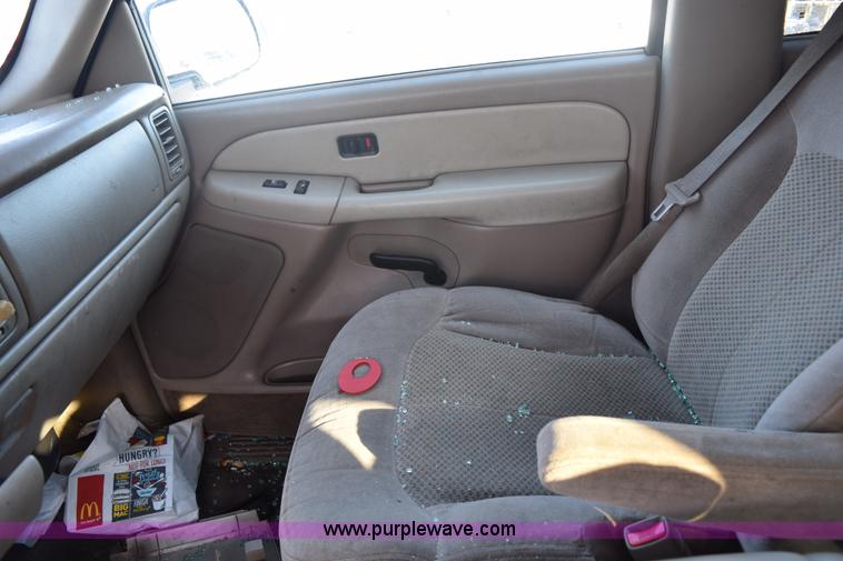 image for item E6058 2002 Chevrolet Suburban 1500 SUV