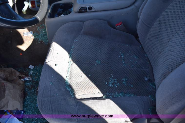 image for item E6058 2002 Chevrolet Suburban 1500 SUV