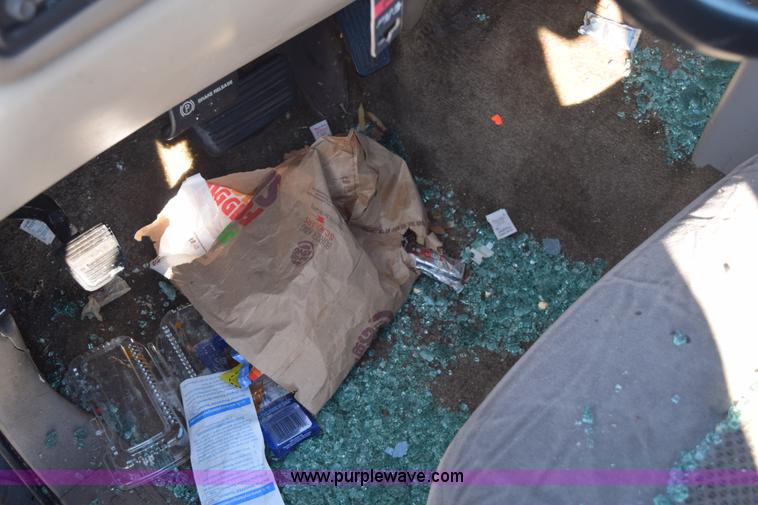 image for item E6058 2002 Chevrolet Suburban 1500 SUV