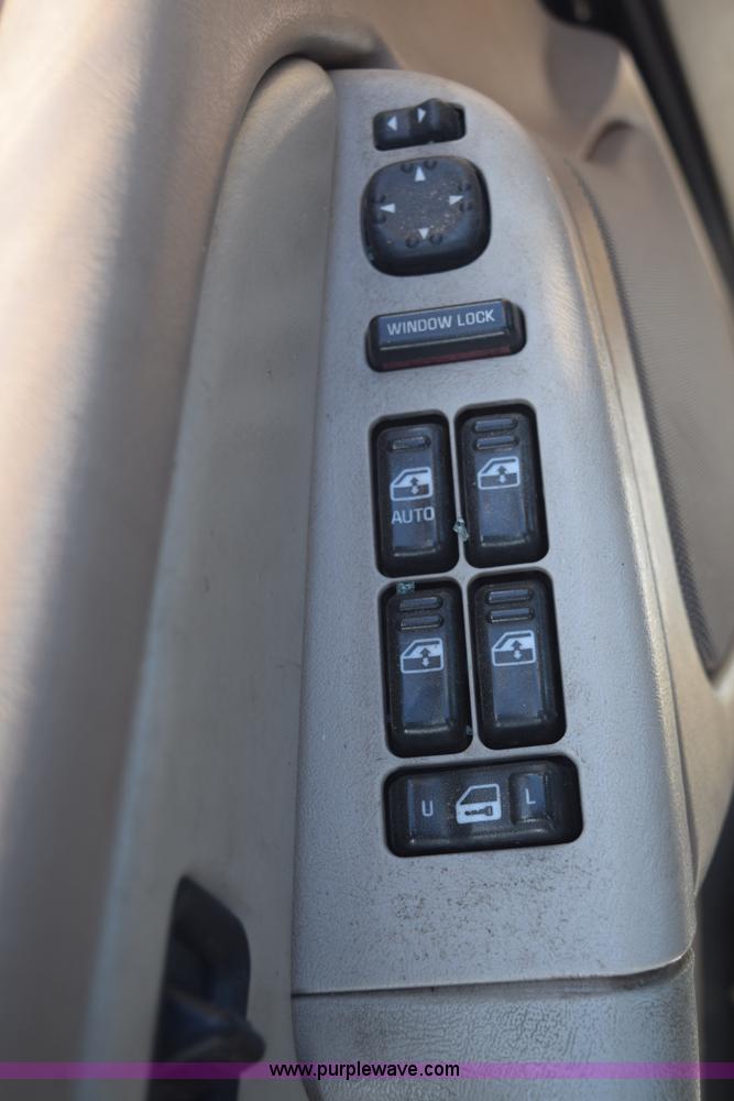 image for item E6058 2002 Chevrolet Suburban 1500 SUV