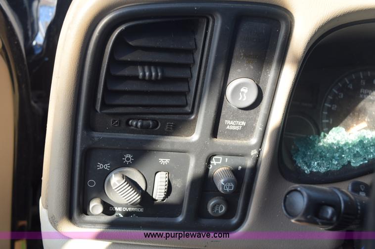 image for item E6058 2002 Chevrolet Suburban 1500 SUV