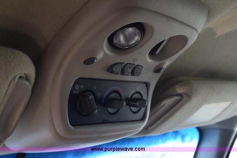 image for item E6058 2002 Chevrolet Suburban 1500 SUV