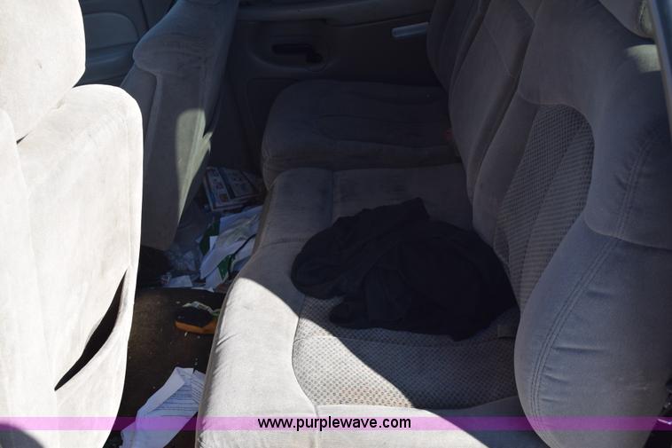 image for item E6058 2002 Chevrolet Suburban 1500 SUV