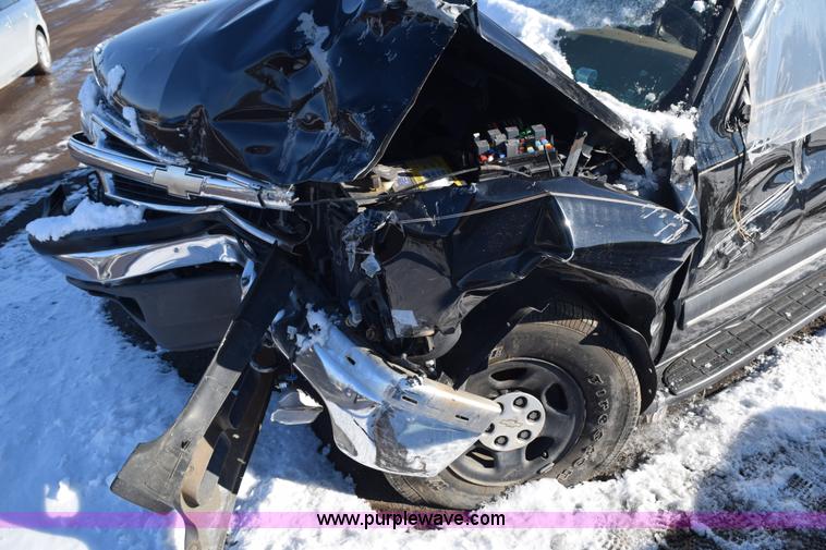 image for item E6058 2002 Chevrolet Suburban 1500 SUV