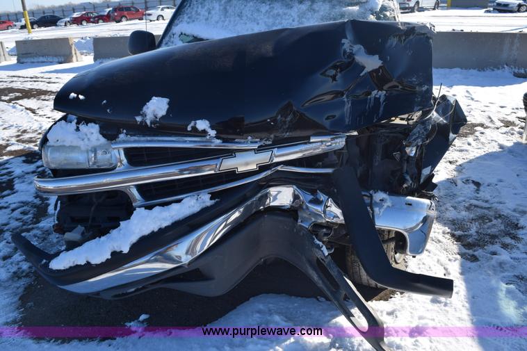 image for item E6058 2002 Chevrolet Suburban 1500 SUV