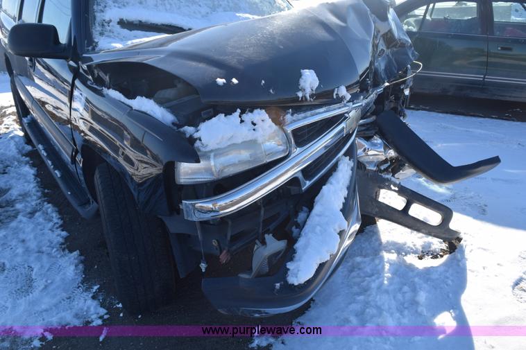 image for item E6058 2002 Chevrolet Suburban 1500 SUV