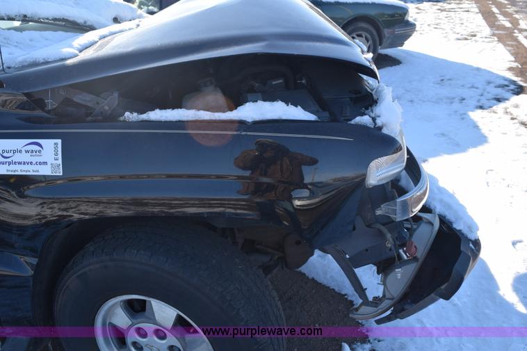 image for item E6058 2002 Chevrolet Suburban 1500 SUV