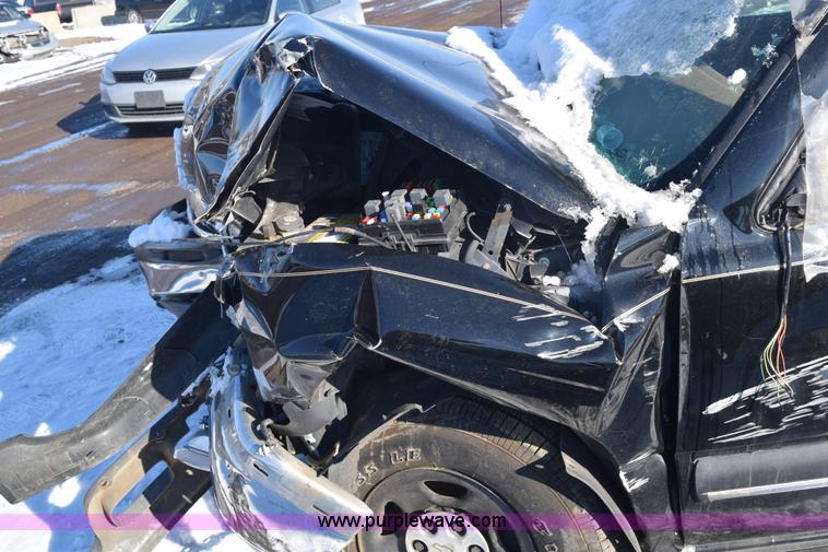 image for item E6058 2002 Chevrolet Suburban 1500 SUV