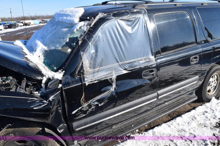 image for item E6058 2002 Chevrolet Suburban 1500 SUV