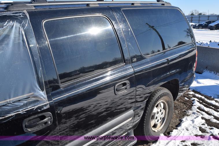 image for item E6058 2002 Chevrolet Suburban 1500 SUV