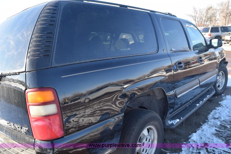 image for item E6058 2002 Chevrolet Suburban 1500 SUV
