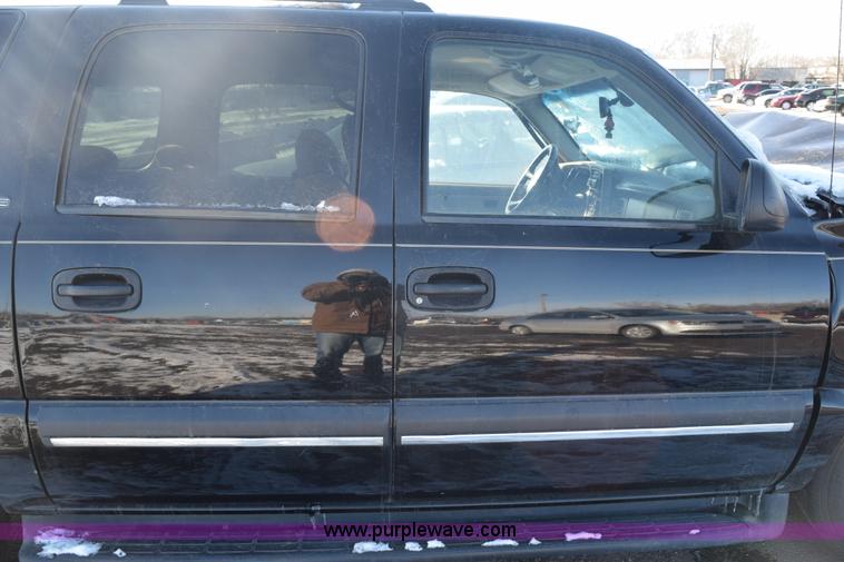 image for item E6058 2002 Chevrolet Suburban 1500 SUV