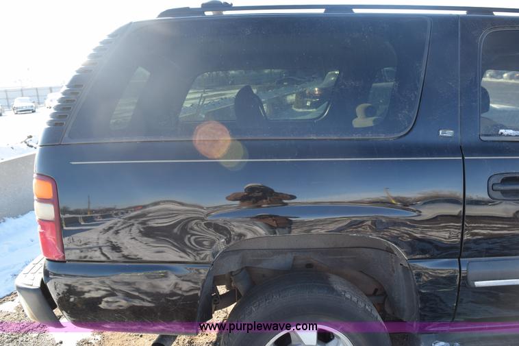 image for item E6058 2002 Chevrolet Suburban 1500 SUV