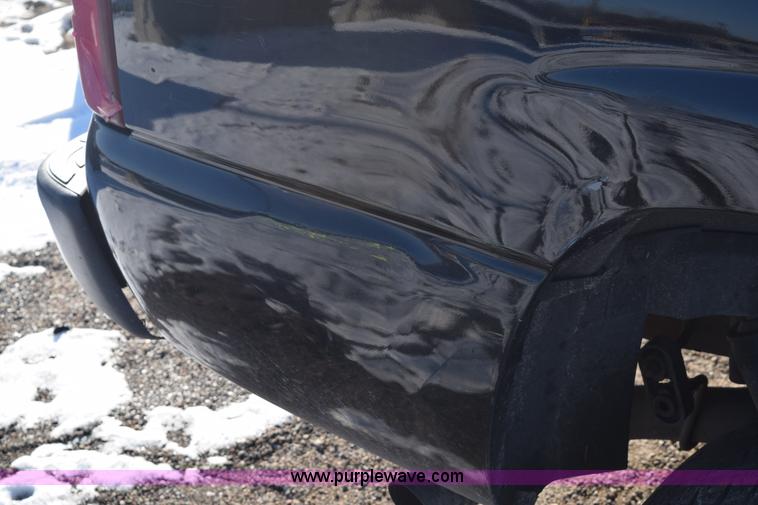 image for item E6058 2002 Chevrolet Suburban 1500 SUV