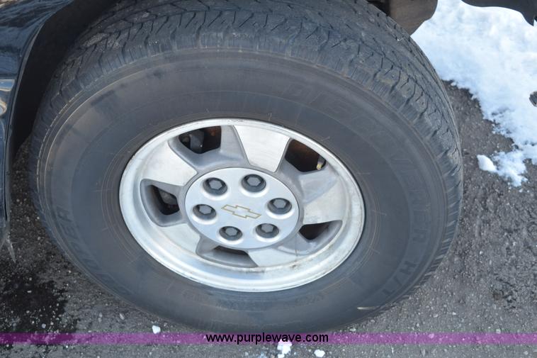image for item E6058 2002 Chevrolet Suburban 1500 SUV