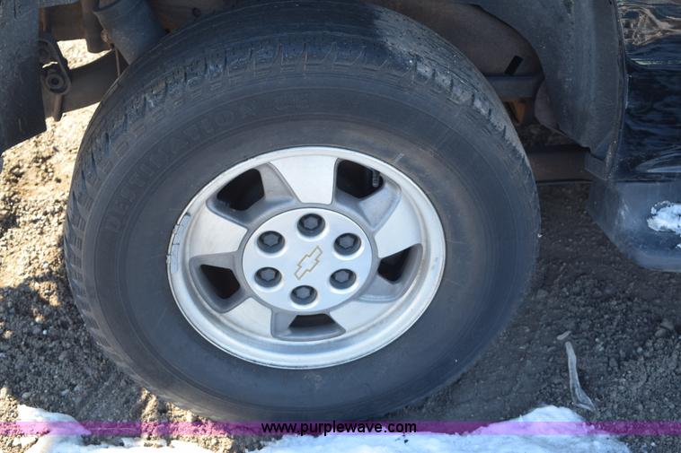 image for item E6058 2002 Chevrolet Suburban 1500 SUV