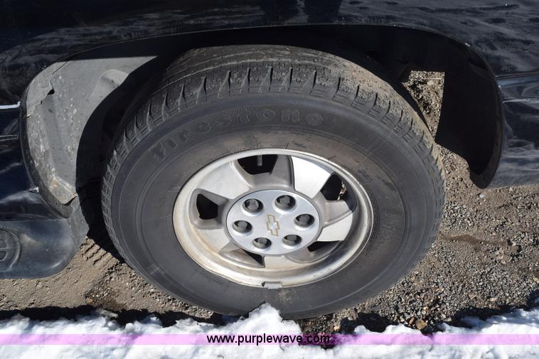 image for item E6058 2002 Chevrolet Suburban 1500 SUV