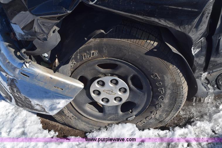 image for item E6058 2002 Chevrolet Suburban 1500 SUV