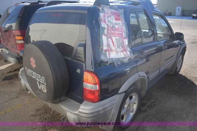 image for item E6082 2004 Suzuki Vitara LX