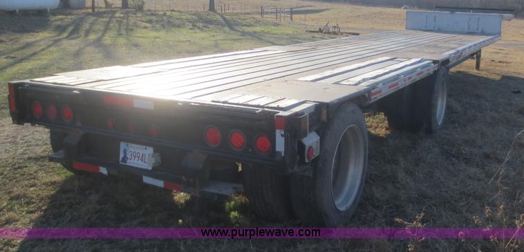 image for item D2243 1993 Fruehauf drop deck trailer