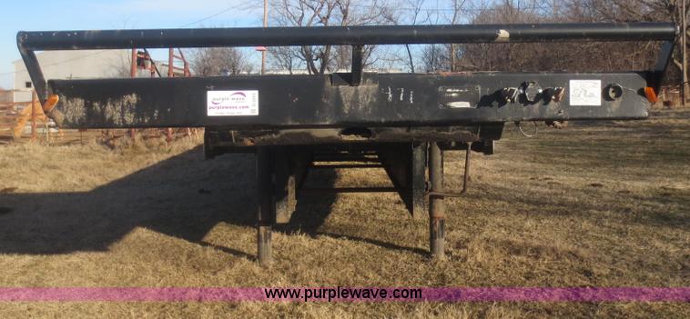 image for item D2243 1993 Fruehauf drop deck trailer