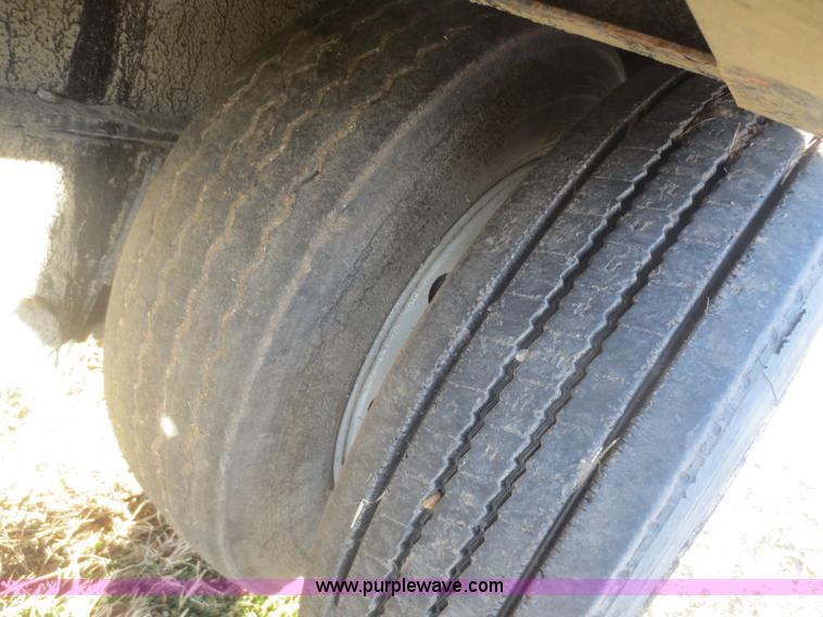 image for item D2243 1993 Fruehauf drop deck trailer