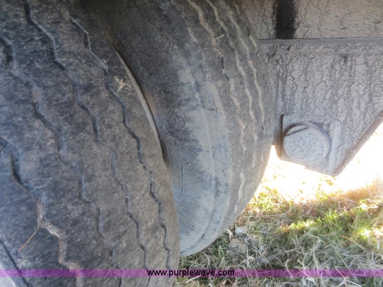 image for item D2243 1993 Fruehauf drop deck trailer