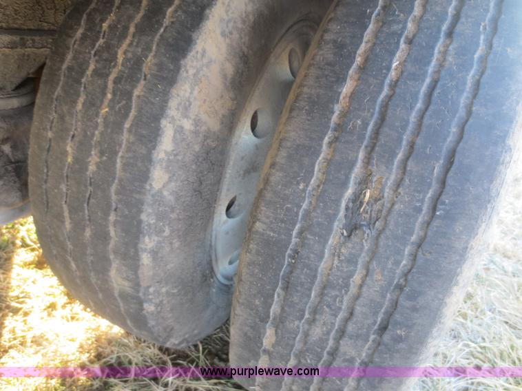 image for item D2243 1993 Fruehauf drop deck trailer