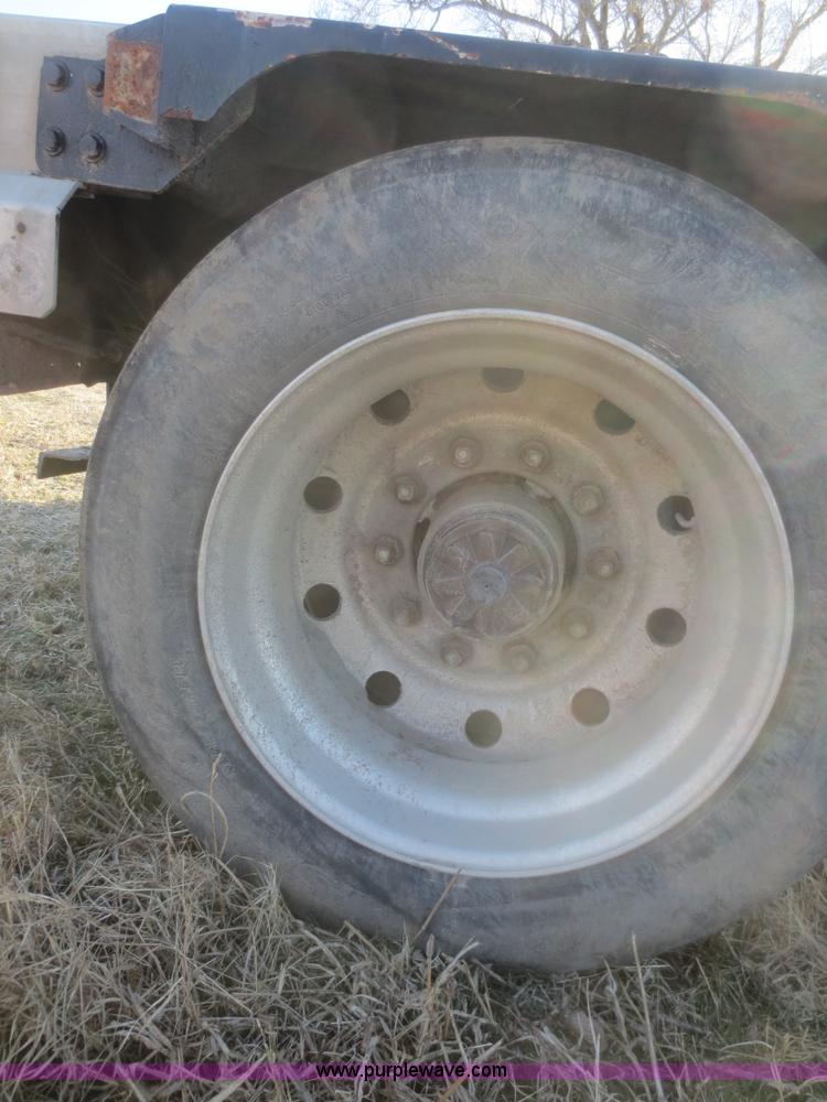 image for item D2243 1993 Fruehauf drop deck trailer